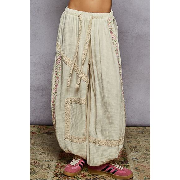 POL Floral Embroidered Lace Trim Detail Drawstring Waist Jogger Pants | Cream - Picture 4 of 4
